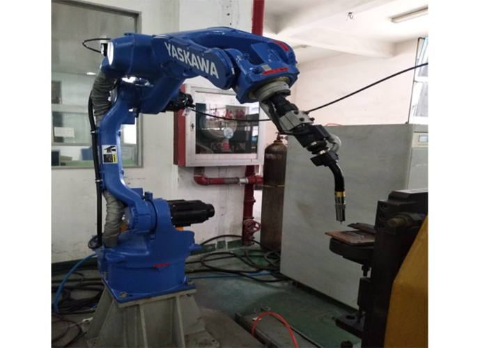 图二:老的机器人焊接设备 改进后的机器人焊接设备
